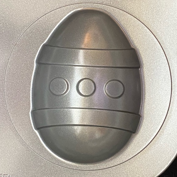 EUC Wilton Easter Mini Cake Pan. Metal cake pan makes 6 Mini Cakes - Picture 3 of 11